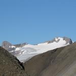 das Wildhorn schaut hinter der Steinwüste hervor