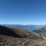 links der Grand Combin, rechts das Massiv vom Mont Blanc