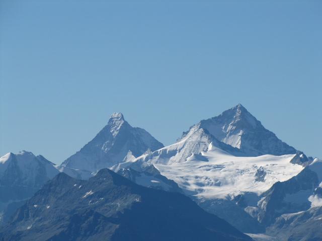 in der mitte das Matterhorn, rechts davon der Dent Blanche