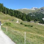 vor uns taucht die Alpsiedlung Cave du Sex auf