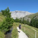 links an der kleinen Schlucht von La Tièche geht es weiter leicht aufwärts