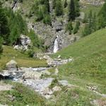 vor uns taucht der schöne Wasserfall von La Tièche auf