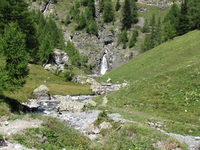 vor uns taucht der schöne Wasserfall von La Tièche auf