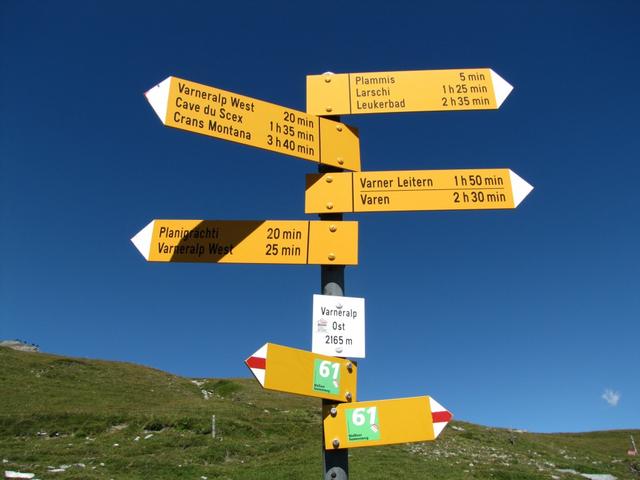 Wegweiser auf der Varneralp 2165 m.ü.M.