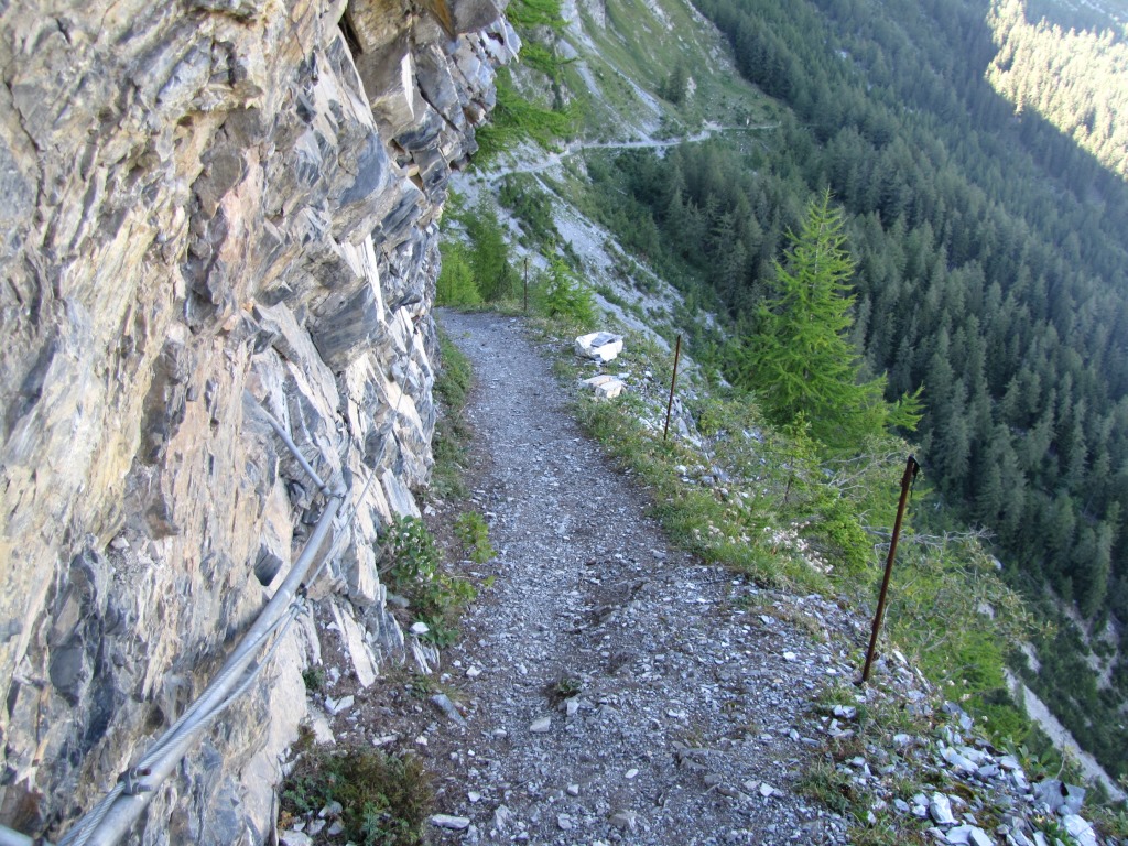 Praktisch die einzige ausgesetzte Stelle der ganzen Wanderung. Der Weg ist breit und sehr gut gesichert