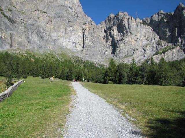 der Wanderweg führt einem direkt zur senkrechten Felswand 1471 m.ü.M.