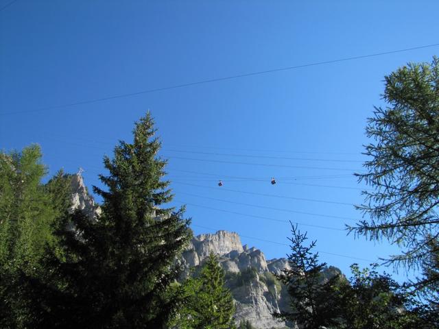 hoch über uns rauscht die Seilbahn hinauf zum Gemmipass