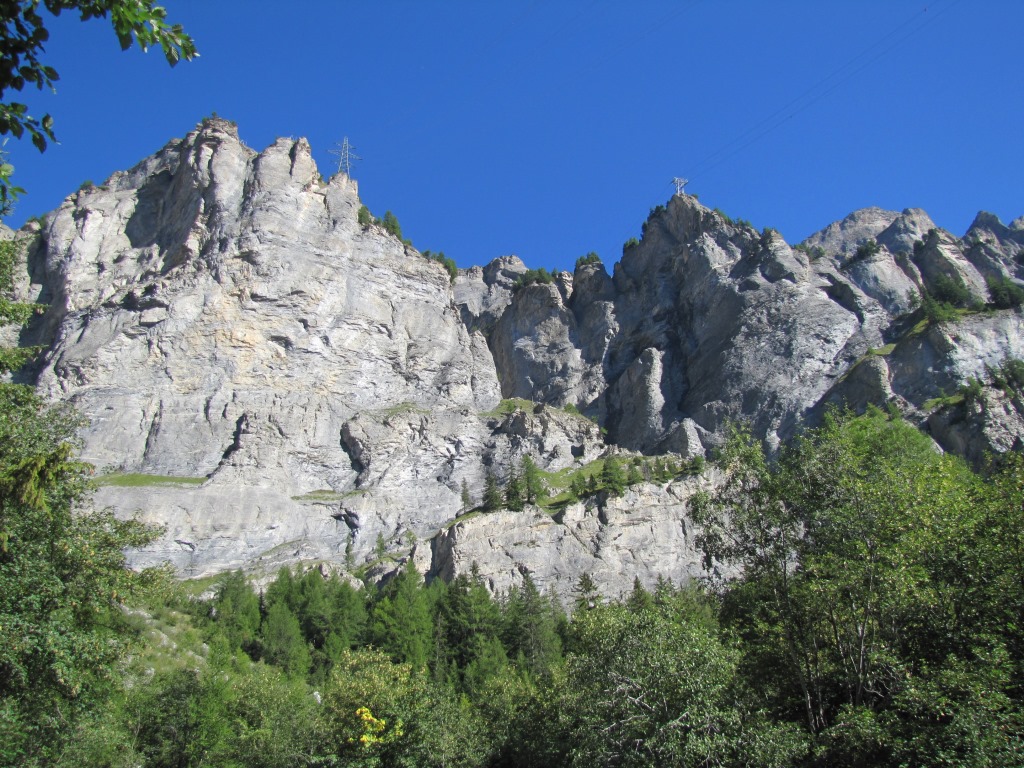 fast unglaublich das in dieser senkrechten Felswand ein Bergweg zum Gemmipass hinauf führt 1539 m.ü.M.