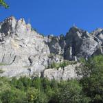 fast unglaublich das in dieser senkrechten Felswand ein Bergweg zum Gemmipass hinauf führt 1539 m.ü.M.