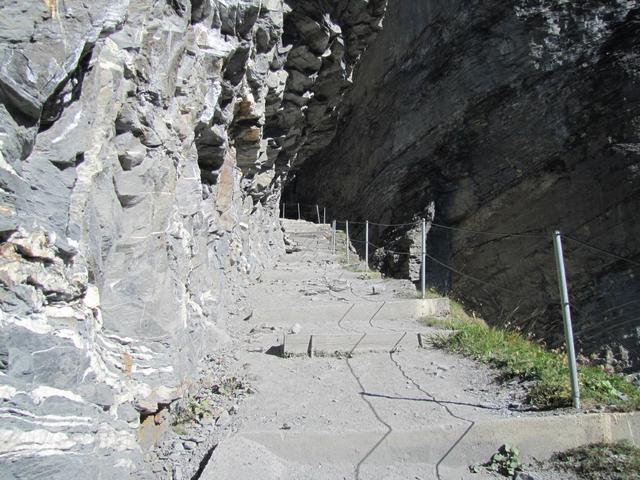 eine grandiose Leistung diesen Weg so in den Felsen zu bauen