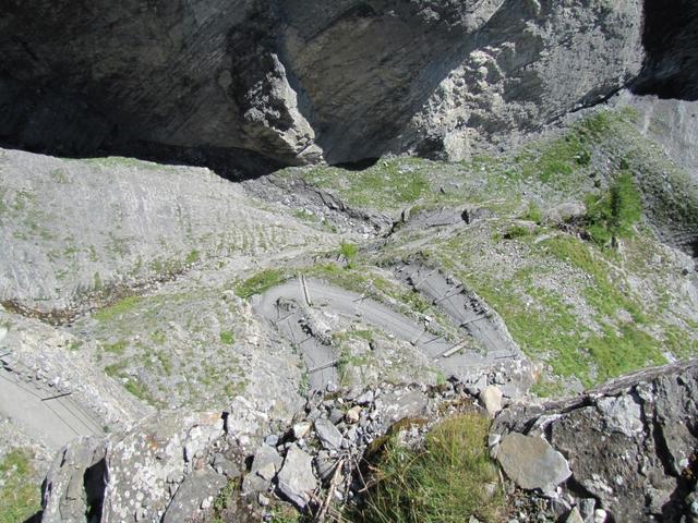 Tiefblick hinunter zum zurückgelegten Weg