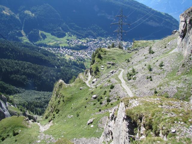 Tiefblick hinunter zum zurückgelegten Weg