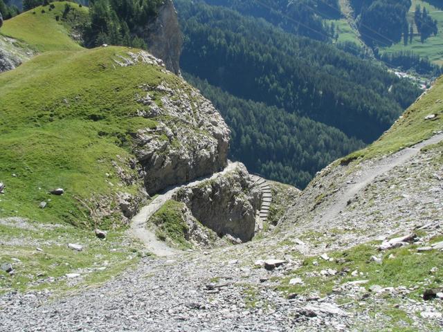 Tiefblick hinunter zum zurückgelegten Weg