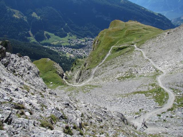 Tiefblick hinunter zum zurückgelegten Weg