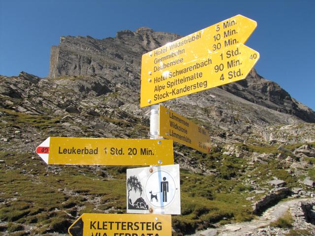 Wegweiser auf dem Gemmipass 2322 m.ü.M.