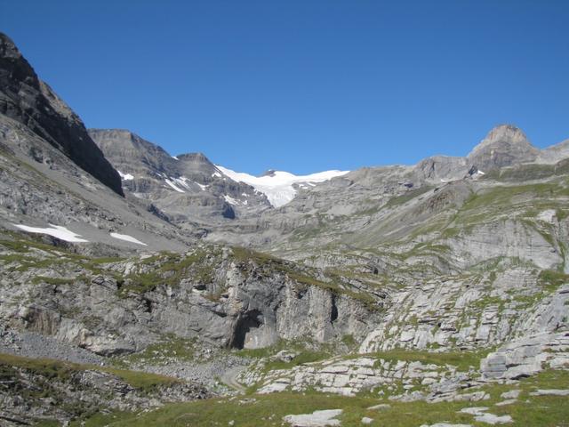 Blick über den Lämmerenboden hinaus, hinauf zum Wildstrubel. Seht ihr die Lämmerenhütte?