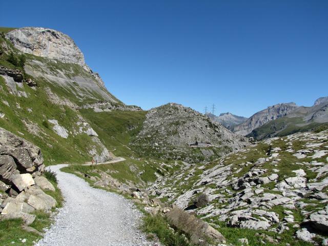 bei Punkt 2088 taucht in der Ferne das Berghotel Schwarenbach auf