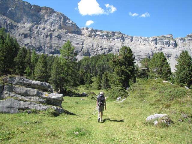 bei Punkt 1899 m.ü.M. haben wir den Hauptwanderweg verlassen und laufen nun zu den Arveseeli