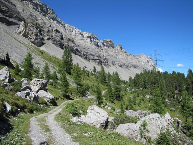 am Fusse des Üschenegrat (dort oben werden wir morgen sein), wandern wir weiter Richtung Sunnbühl