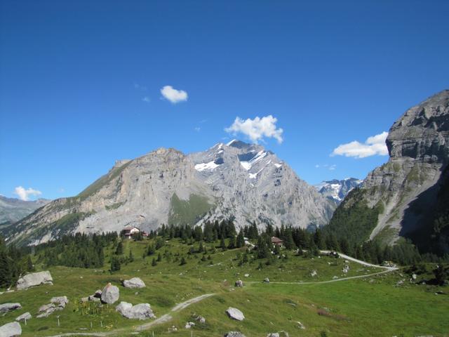 die Bergstation der Seilbahn auf Sunnbühl taucht vor uns auf