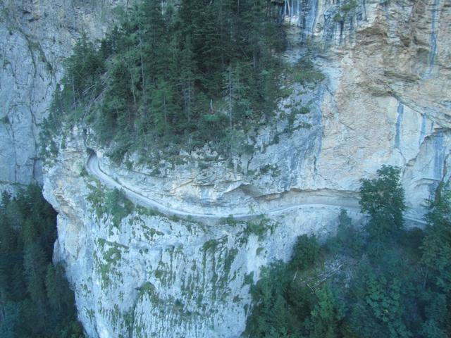 Blick auf die abenteuerliche Strasse die ins Gasteretal führt