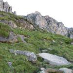 nach ein paar Gehminunten biegt der Bergpfad links vom Hauptweg ab