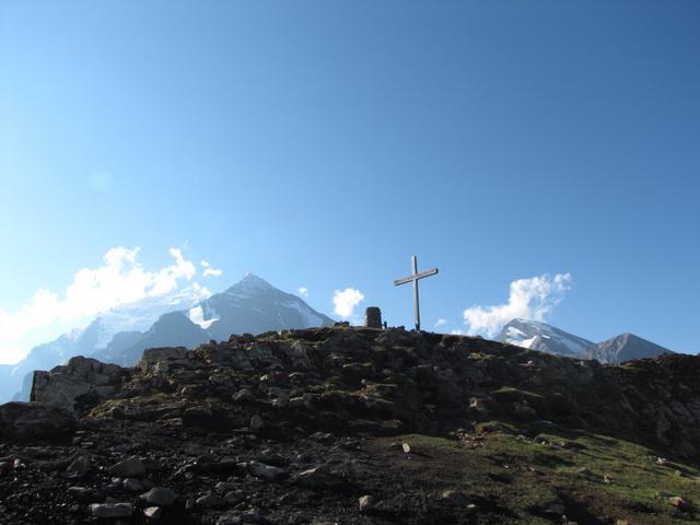 das Kreuz auf dem Gellihorn taucht vor uns auf