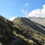 bei Punkt 2388 m.ü.M. mit Blick zur Wyssi Flue. Dort hinauf führt uns nun der Bergweg