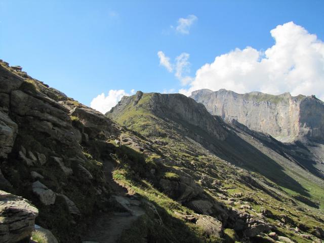 bei Punkt 2388 m.ü.M. mit Blick zur Wyssi Flue. Dort hinauf führt uns nun der Bergweg