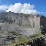 vor uns türmt sich die riesige Felswand des Felshore auf