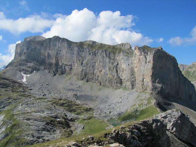 vor uns türmt sich die riesige Felswand des Felshore auf