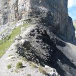 wir wandern weiter auf dem Schwarzgrätli direkt auf die Felswand der Felshore zu