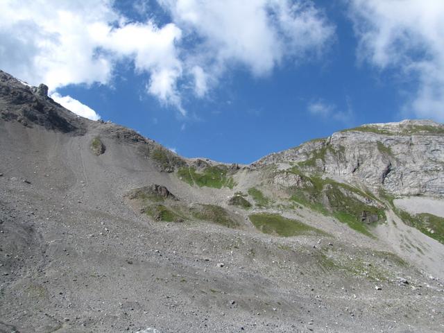 Blick hinauf zum Chindbettipass. Dort hinauf führt unsere Wanderung