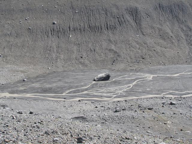Blick auf den riesigen Felsbrocken mitten in der Schwemmebene die den Punkt 2428 m.ü.M. markiert