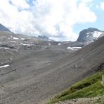 Blick zurück. Gut ersichtlich der Bergweg der von Tälli auf den Chindbettipass führt