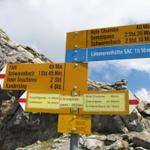 Wegweiser auf dem Chindbettipass 2623 m.ü.M.