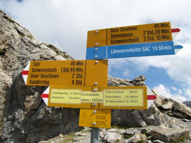 Wegweiser auf dem Chindbettipass 2623 m.ü.M.