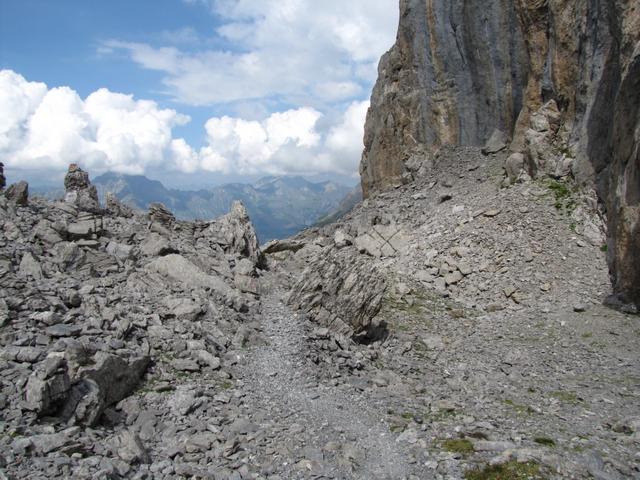 wir verlassen den Chindbettipass und wandern weiter Richtung Tschingellochtighorn