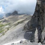 der Bergpfad führt einem direkt neben der steilen Felswand vom Chindbettihorn