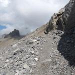 über Geröll und Schutt geht es auf mehr oder weniger gleicher Höhe weiter geradeaus