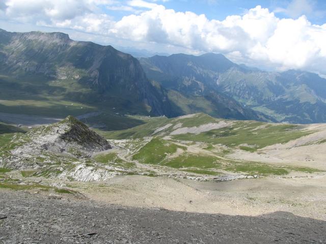 Tiefblick auf die Engstligenalp. Dort werden wir heute Abend übernachten