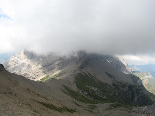 Blick zum Gross Loner der in Wolken eingehüllt ist