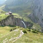 Blick auf die Bergstation der Seilbahn und dem berühmten Engstligen Wasserfall