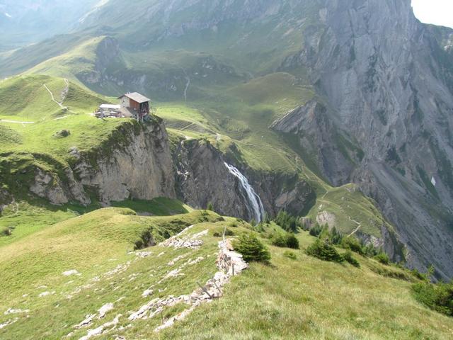 Blick auf die Bergstation der Seilbahn und dem berühmten Engstligen Wasserfall
