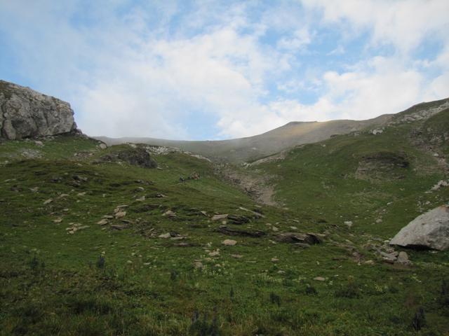 rechts am Horizont taucht der Ammertenspitz auf