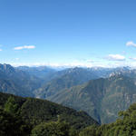 schönes Breitbildfoto auf unzählige Tessiner Berge