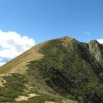 alles auf dem breiten Grat entlang wandern wir zum Punkt 1869 m.ü.M.