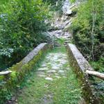 über eine alte Steinbrücke überqueren wir die kleine aber sehr tiefe Schlucht unterhalb von Corippo