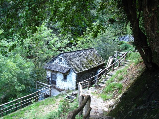 vorbei an einer alten Mühle...