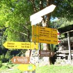 Wegweiser in Foroglio 697 m.ü.M. unsere Wanderung führt uns hinauf zu den Laghi della Cròsa